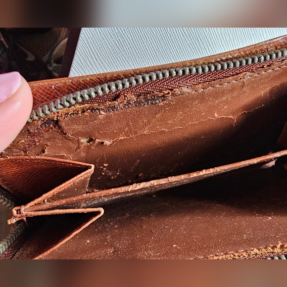 Louis Vuitton Monogram Wallet Authentic Logo GUC minor callouts in coin pouch - Picture 12 of 16